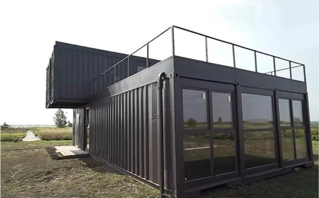 Дом из двух контейнеров с террасой
